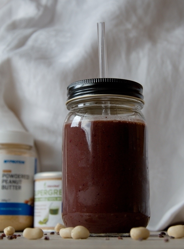 Čokoládové proteinové smoothie s lesním ovocem