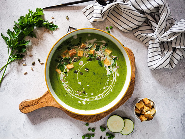 Rostlinný cuketový krém s hráškem, uzeným tofu a zelenými superpotravinami