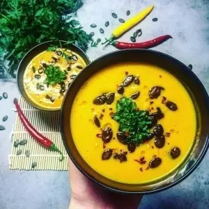 Dýňová polévka s chilli, zázvorem a kokosovým mlékem (RECEPT)