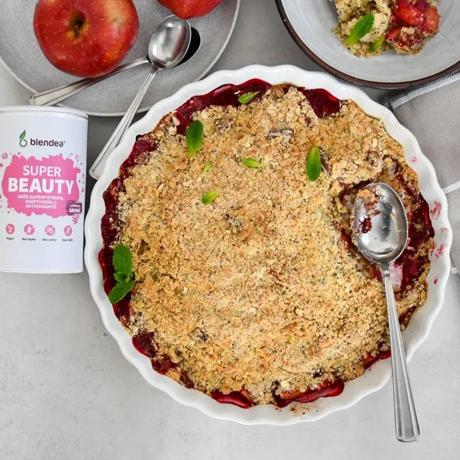 Jablečný crumble s křupavou drobenkou z ovesných vloček a kokosu