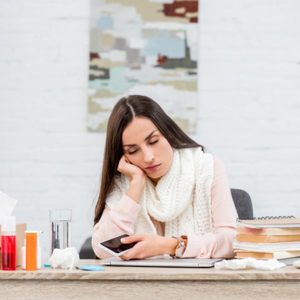 6 uspávacích tipů, jak usnout s neklidnou myslí, když vám v hlavě víří myšlenky