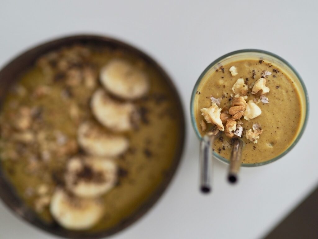 Hřejivé podzimní kurkumové smoothie s ovocem a vlašskými ořechy