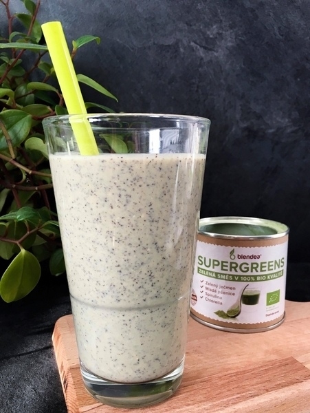 Proteinové smoothie s mákem oslazené lucumou