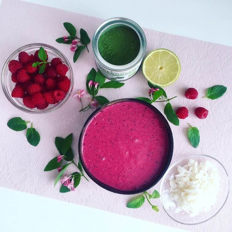 Malinová smoothie bowl s kokosem a jogurtem