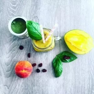 Letní mangové smoothie s brusinkami (RECEPT)