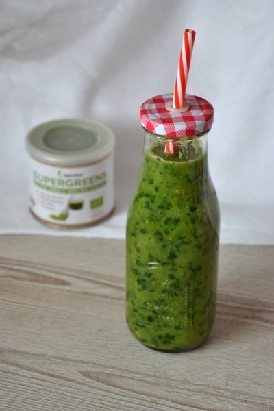 Mangovo-špenátové smoothie s arašídovým máslem 