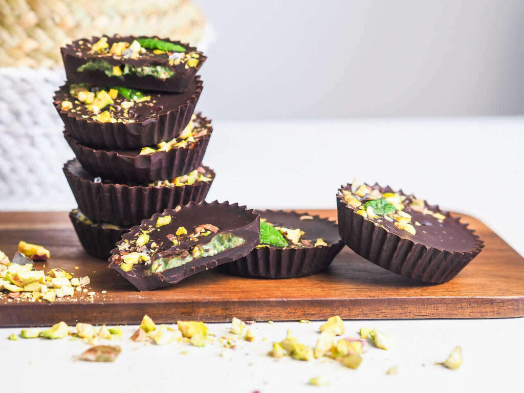 Nepečené čokoládové košíčky se svěží mátou a křupavými pistáciemi