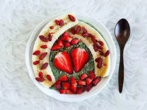 Ovesná kaše s chia semínky a Blendeou SUPERGREENS