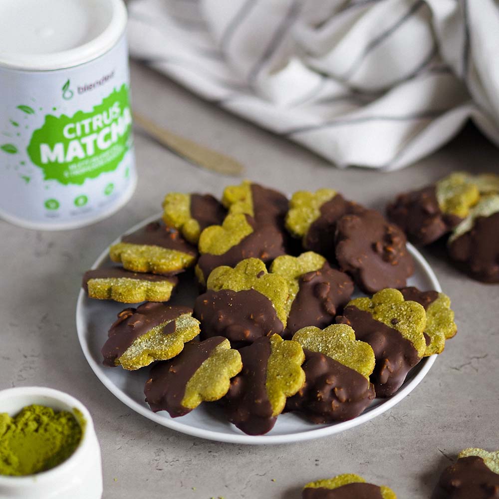 Polomáčené matcha sušenky z kokosové mouky