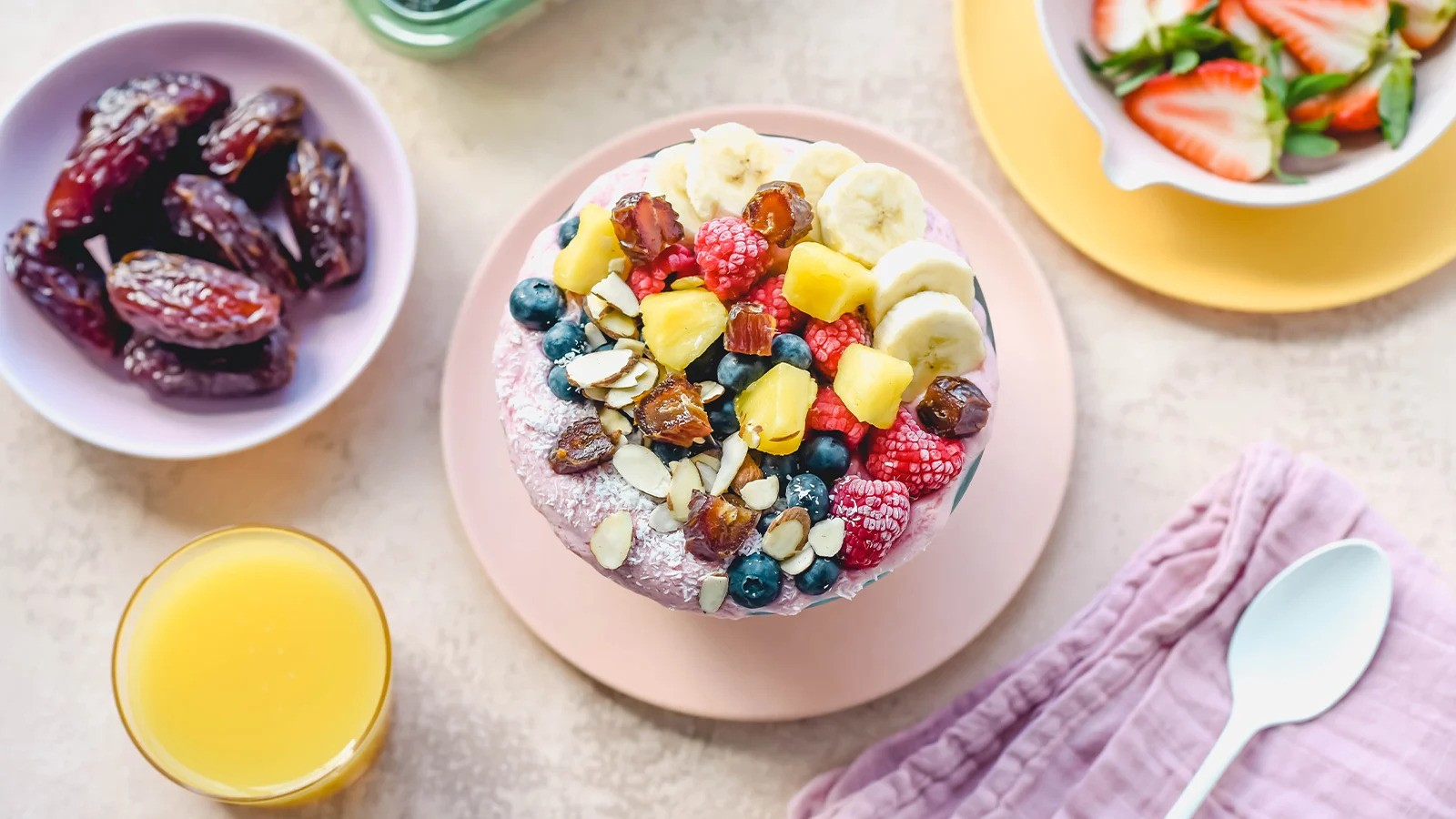 Letní potréninková smoothie bowl s proteinem