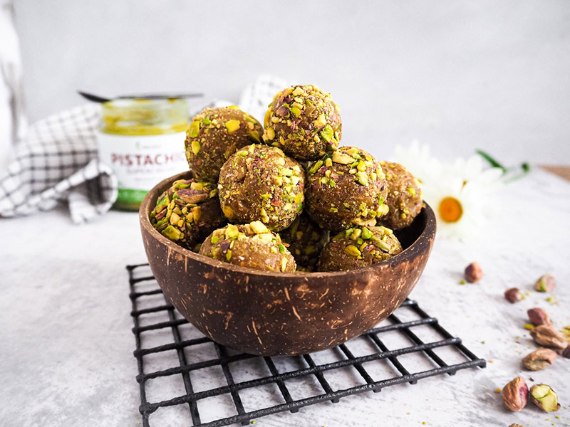 RAW datlové kuličky s křupavými pistáciemi, lyofilizovaným banánem a kešu oříšky