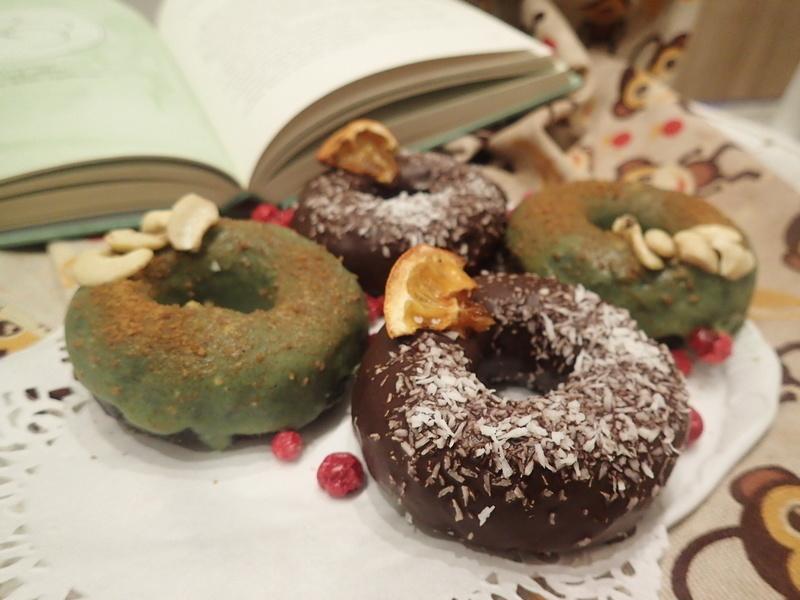 Raw lékořicové donuty s karobem, kokosem a pepermintovou polevou