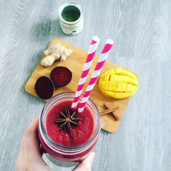 Čistící smoothie z červené řepy, banánu a manga