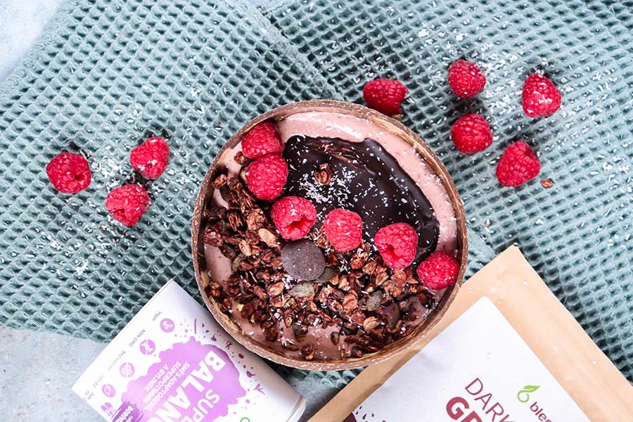 Růžová smoothie bowl s čokoládovou krustou