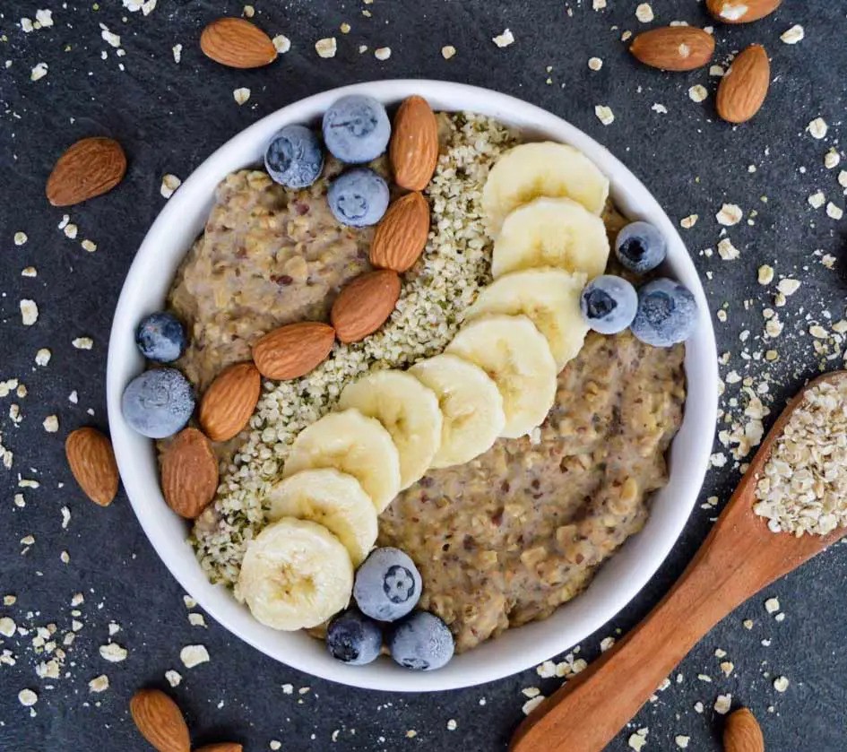 Skořicová ovesná kaše s banánem a Vegan proteinem