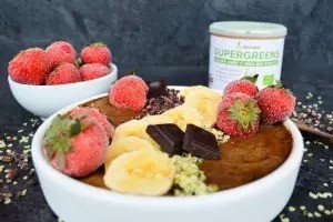 Smoothie miska s karobem a konopnými semínky