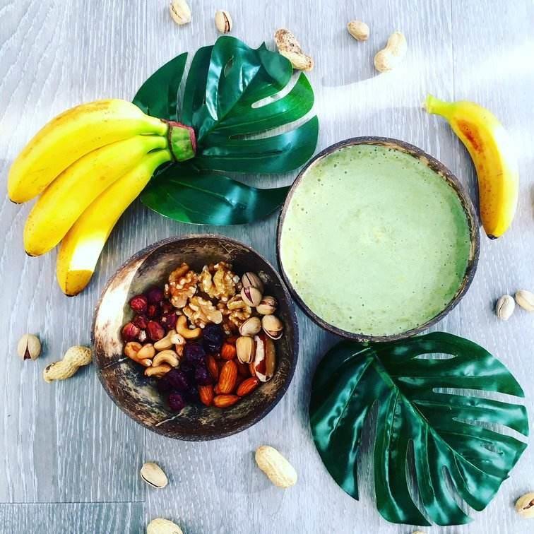 Ořechová smoothie bowl s baby banány a mangem