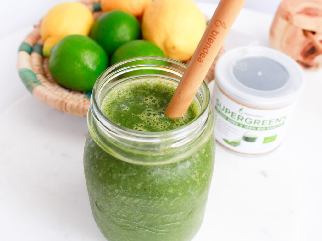 Namražené tropické zelené ovocné smoothie