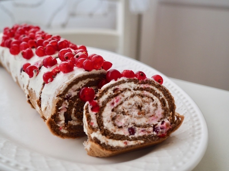 Proteinová tvarohová roláda s rybízem a karobem