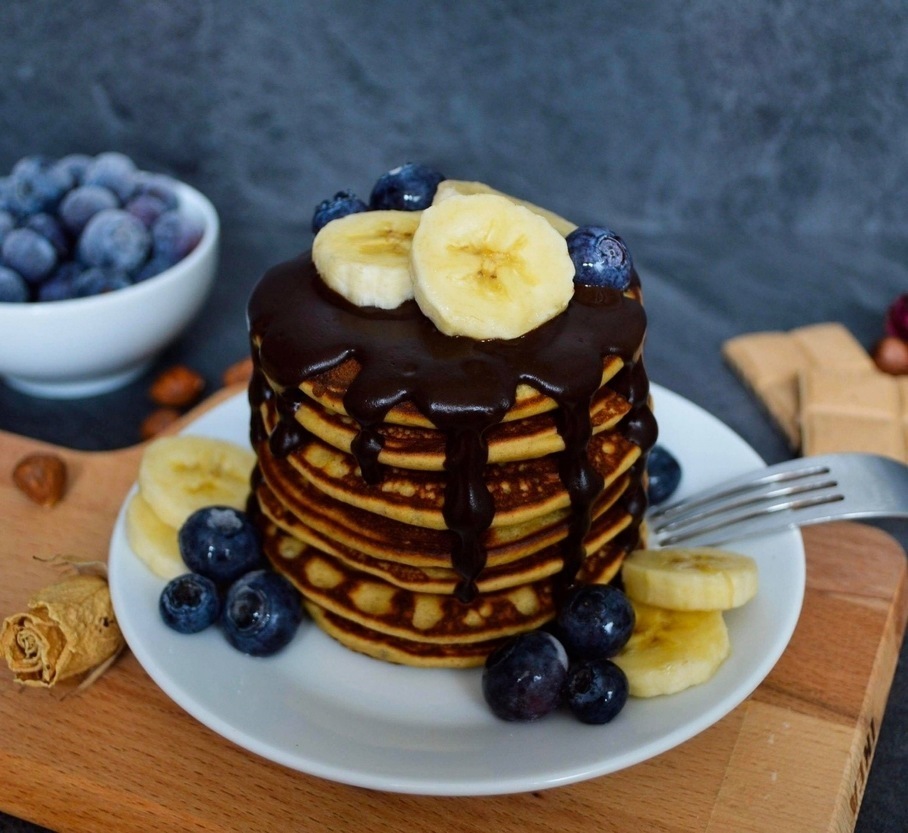 Veganské proteinové lívance s karobovou polevou
