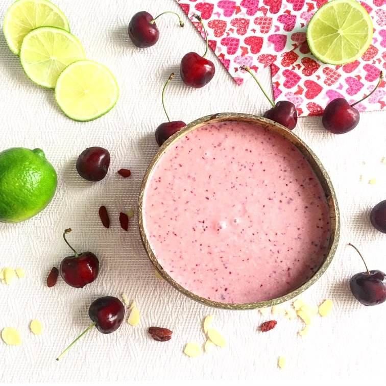 Kyselá višňová smoothie bowl s limetkou a křupavými mandlemi