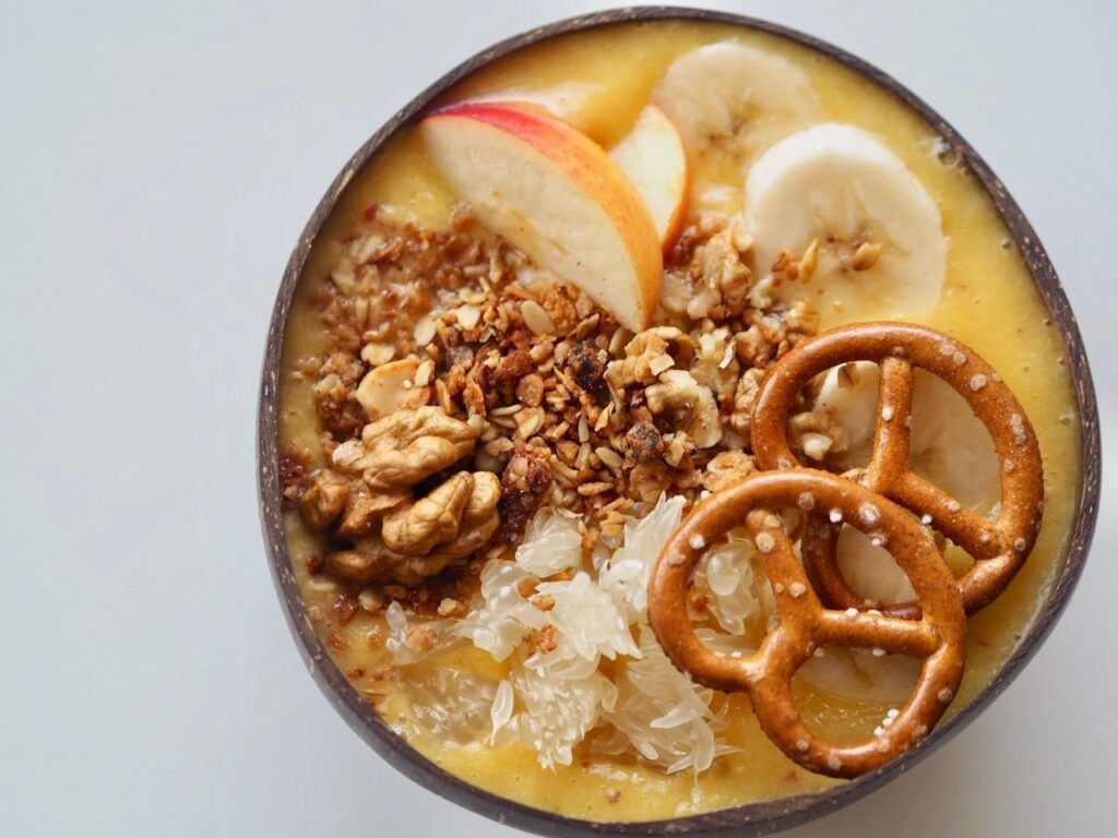 Vitamínová smoothie bowl s ovocem a svěžím zázvorem