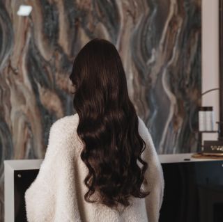 Prodlouženo metodou TAPE In 🤩 celkem ve @studiobylenka použili dvě balení odstínu 2 🖤v délce 60cm 📏 Vyzkoušejte...