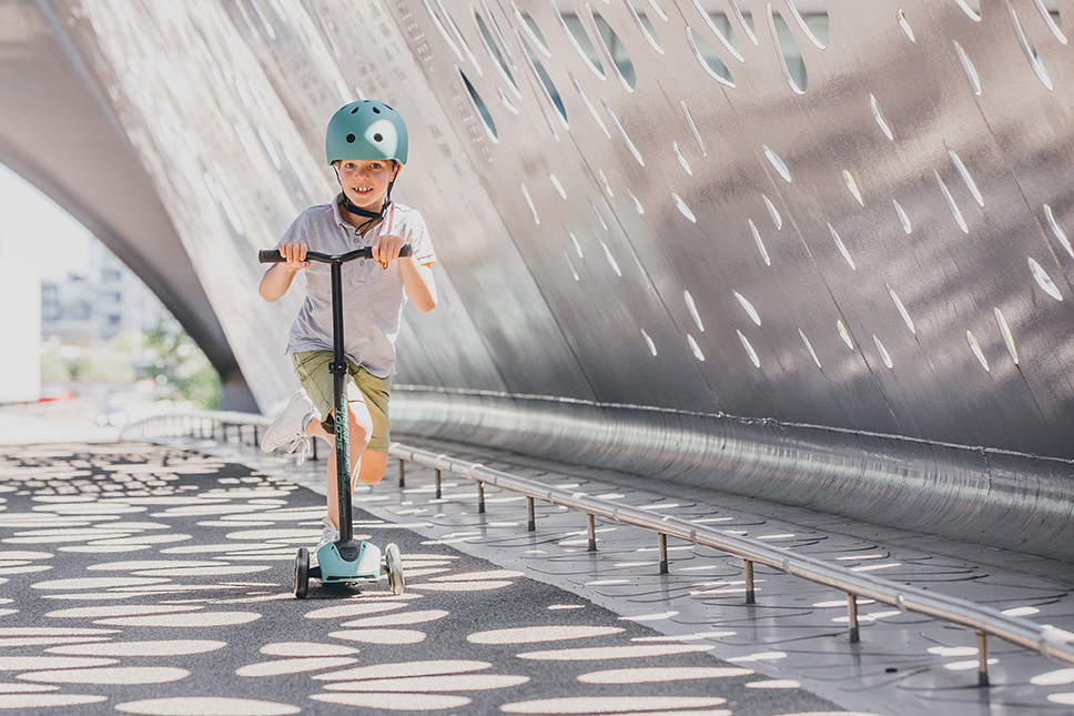 Scoot and Ride Highwaykick 5 LED lifestyle