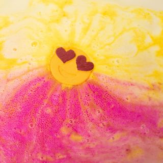 Tekintsétek meg a kollekció darabajit a vízben- és egészben. Limitált Valentin-napi színek és illatok 😌💖 Vigyázat: könnyen...