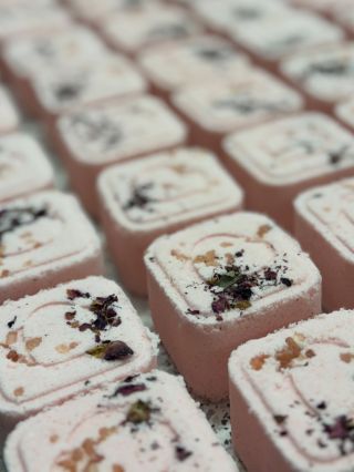 NOVINKA ✨ Dorazili naše Salt Cube! 🛁💕 Jedinečné vône, nádherné farby a šumivý kúpeľový zážitok v jednej kocke. 🫧 Ktorú by...