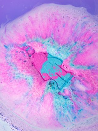 Houstone, máme malý pěnový problém. 👩‍🚀🩷🩵 Další zastávka: koupelnová galaxie. 🚀🛁✨ #galaxy #space