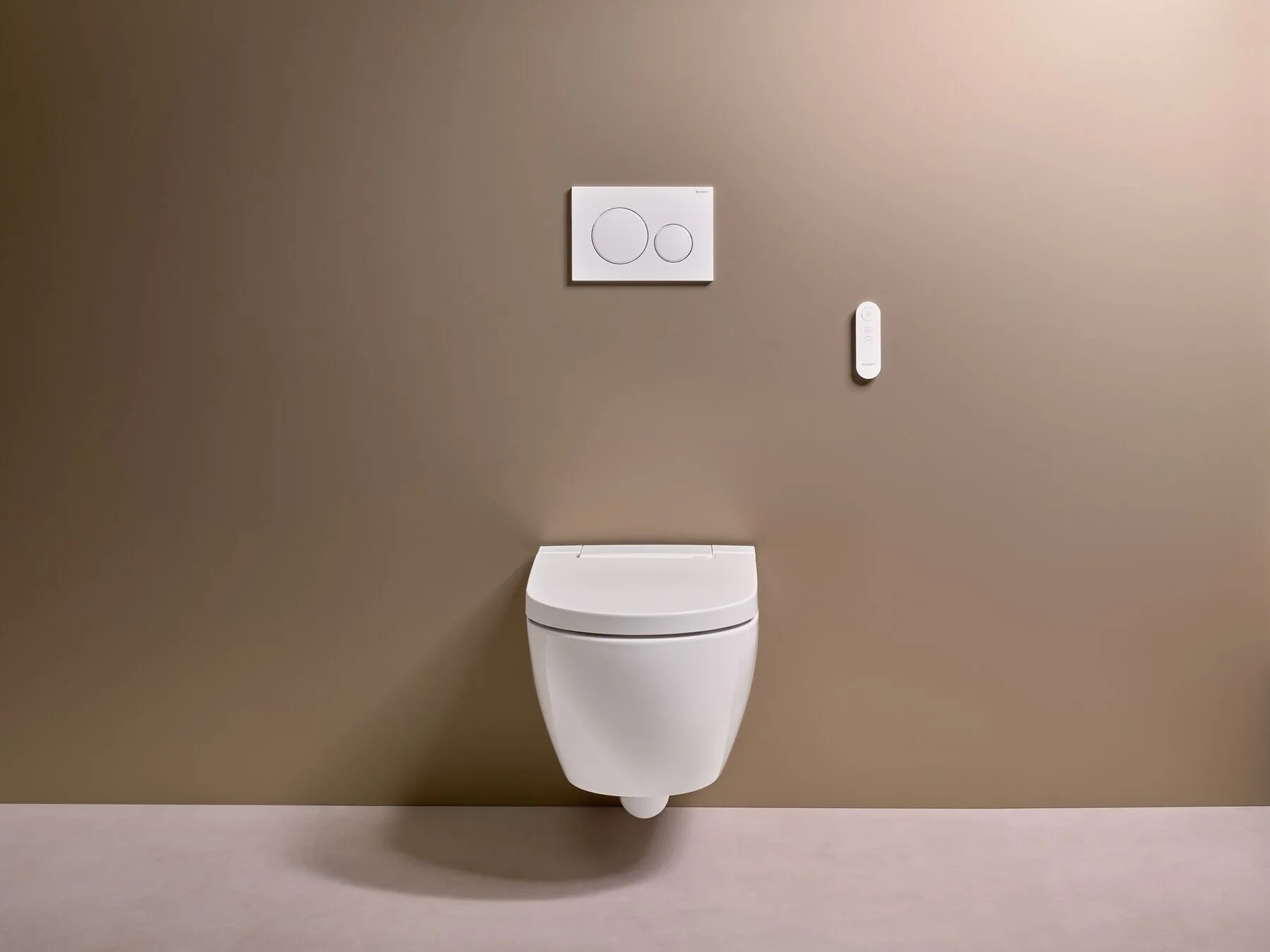 Detail Geberit AquaClean Alba s diaľkovým ovládaním