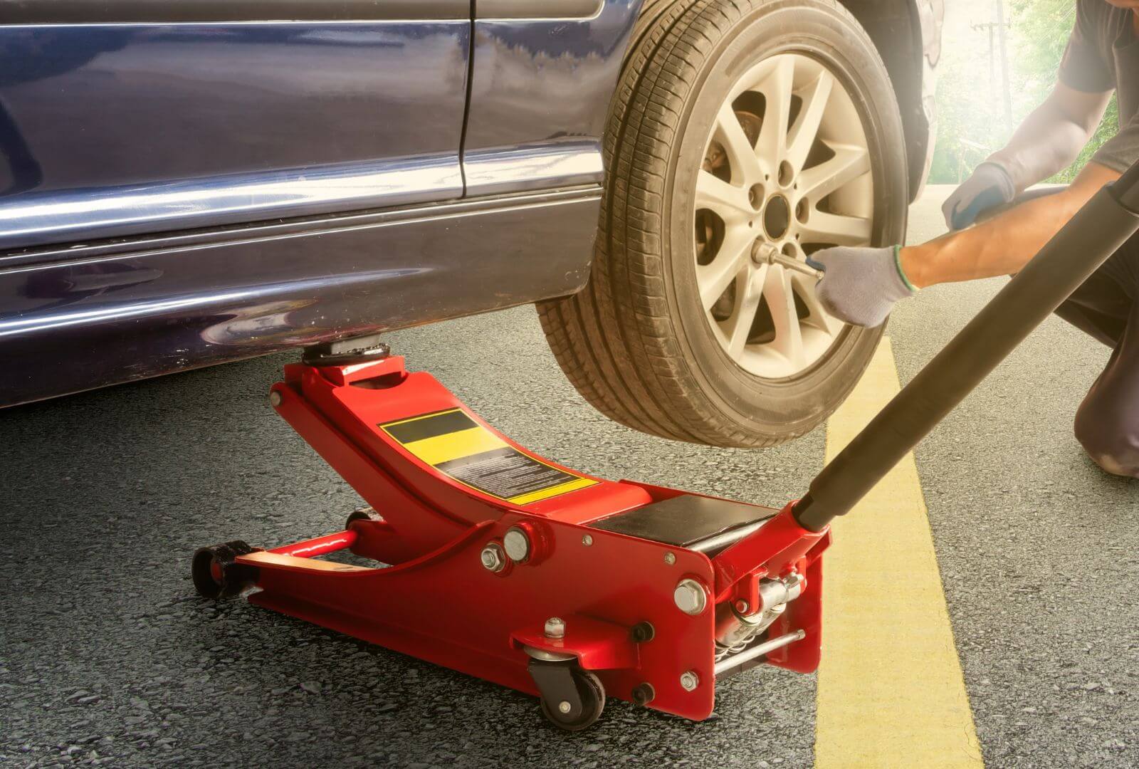 Jak správně zvednout auto heverem?
