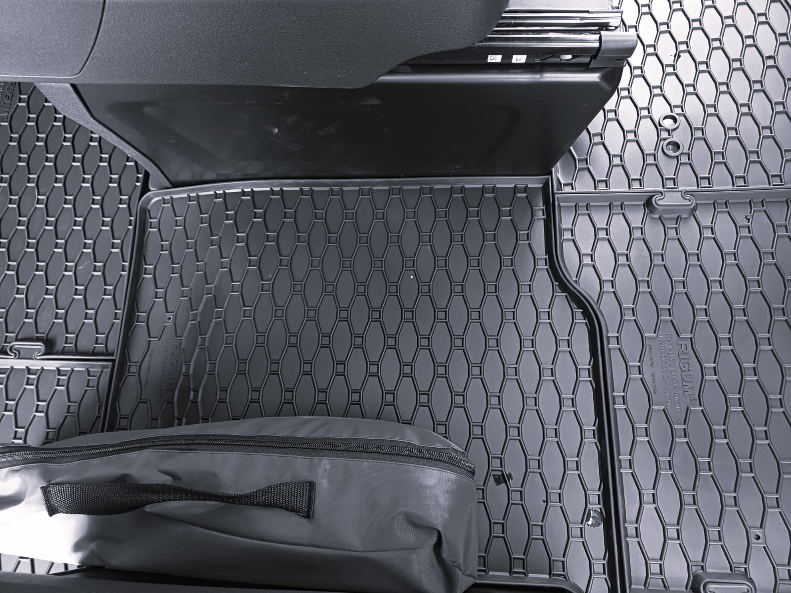 Gumové autokoberce Ford Tourneo / Transit Custom 2místný + tunel 2023- | RIGUM