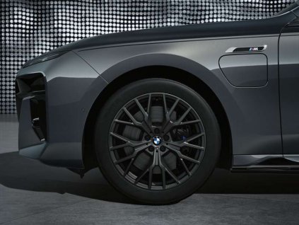 Originální zimní sada BMW 7 G70 STYLING M911 v rozměrech 9x20 ET24 a 10,5x20 ET44 včetně zimních pneumatik 255/45 R20 105V XL a 285/40 R20 108V XL Bridgestone Blizzak LM005* a čidel tlaku RDCi