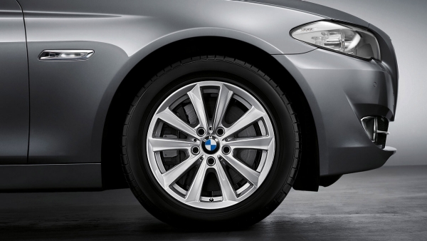 Zimní sada alu kola BMW F10 STYLING 236 8x17 5/120 ET30 s pneumatikou 225/55 R17 97H a čidel tlaku RDC