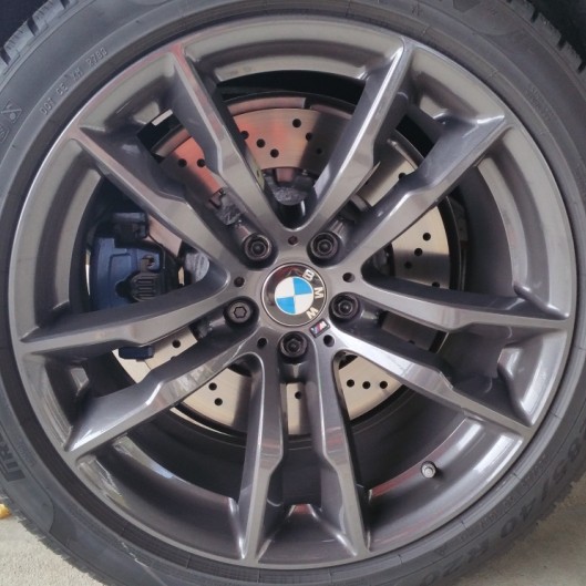 Zimní sada alu kola BMW X5M F85 a X6M F86 STYLING 611 10x20 a 10,5x20 5/120 s pneumatikou 285/40 R20 108V XL