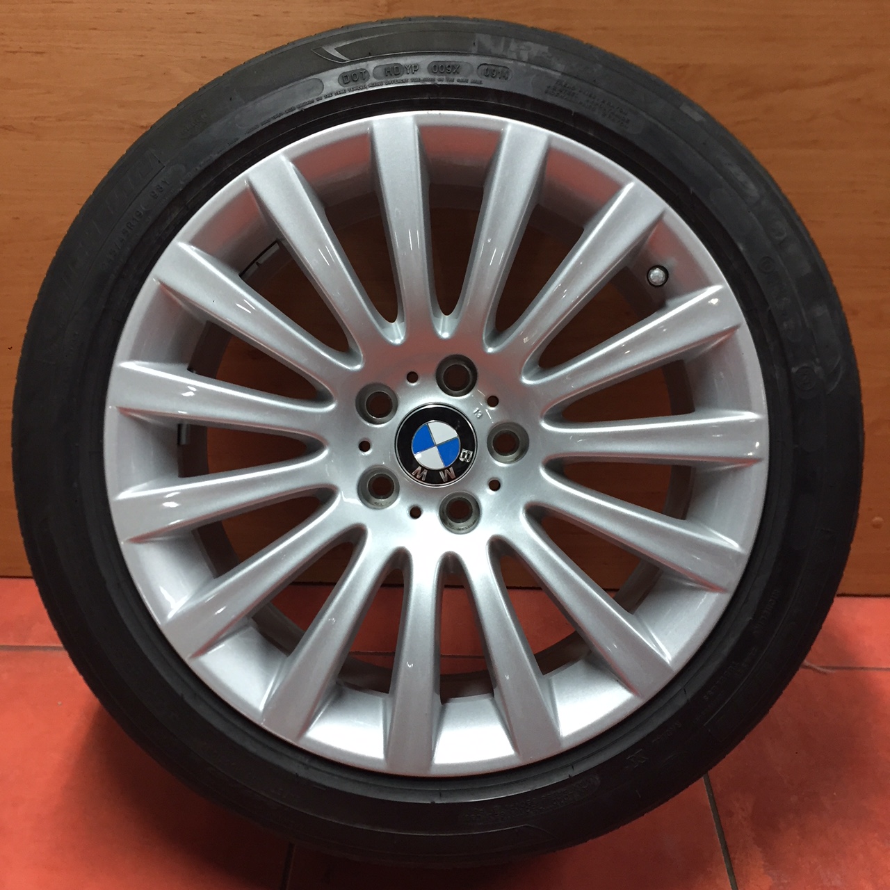 Letní sada BMW F01 STYLING 235 8,5x19 5/120 ET25 a 9,5x19 5/120 ET39 s pneumatikou 245/45 R19 a 275/40 R19 Michelin