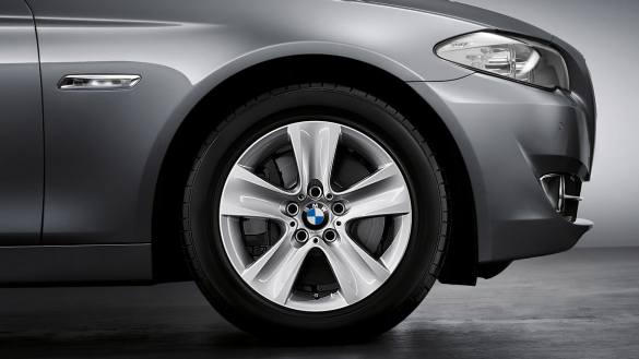 Zimní sada alu kola BMW F10 STYLING 327 8x17 5/120 ET30 včetně zimních pneumatik 225/55 R17 97H Goodyear Ultra Grip Performance 2*