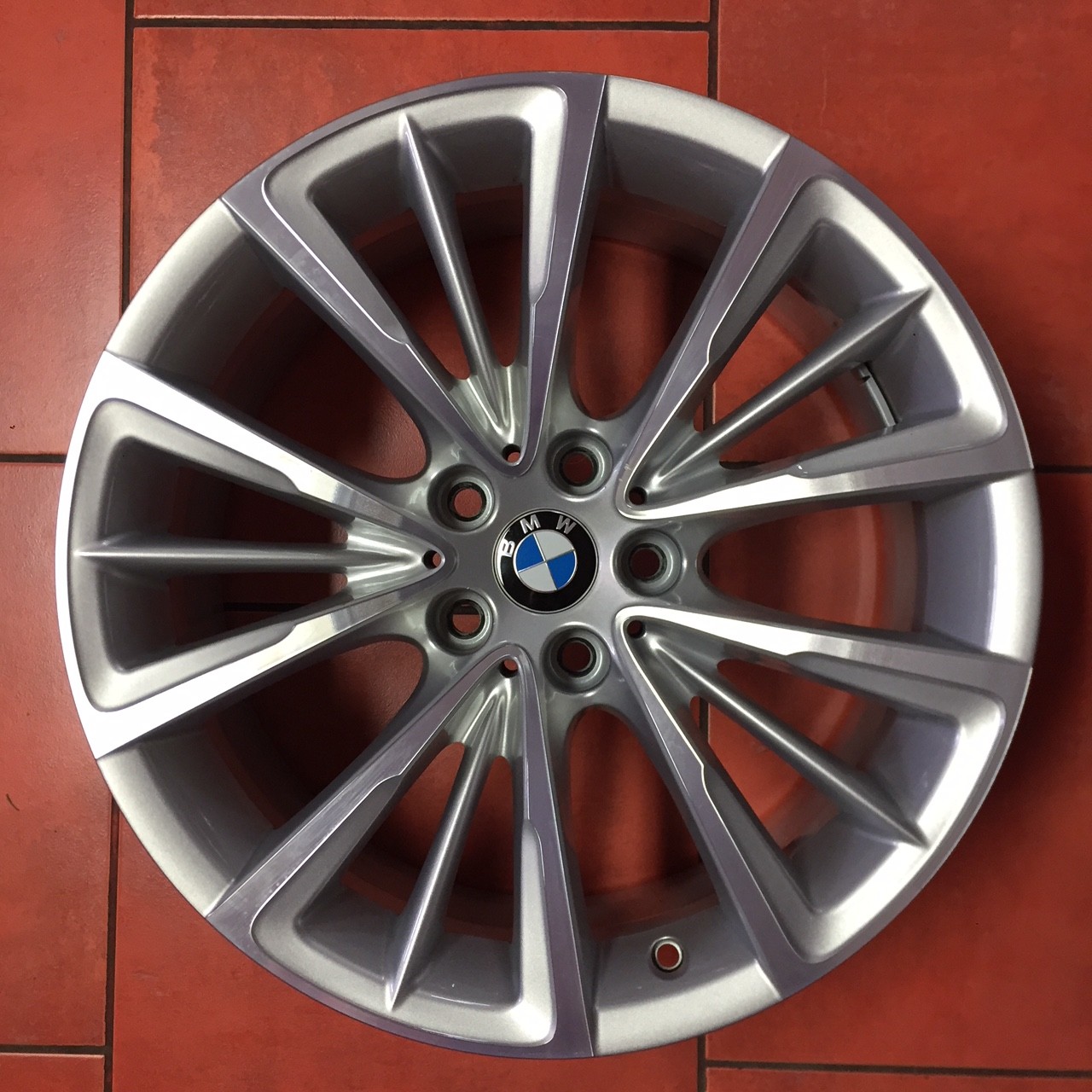 Zimní sada alu kola BMW G30 STYLING 643 8x18 5/112 ET30 včetně zimních pneumatik 245/45 R18 100V DUNLOP Winter Sport 3D DSST a čidel tlaku RDC