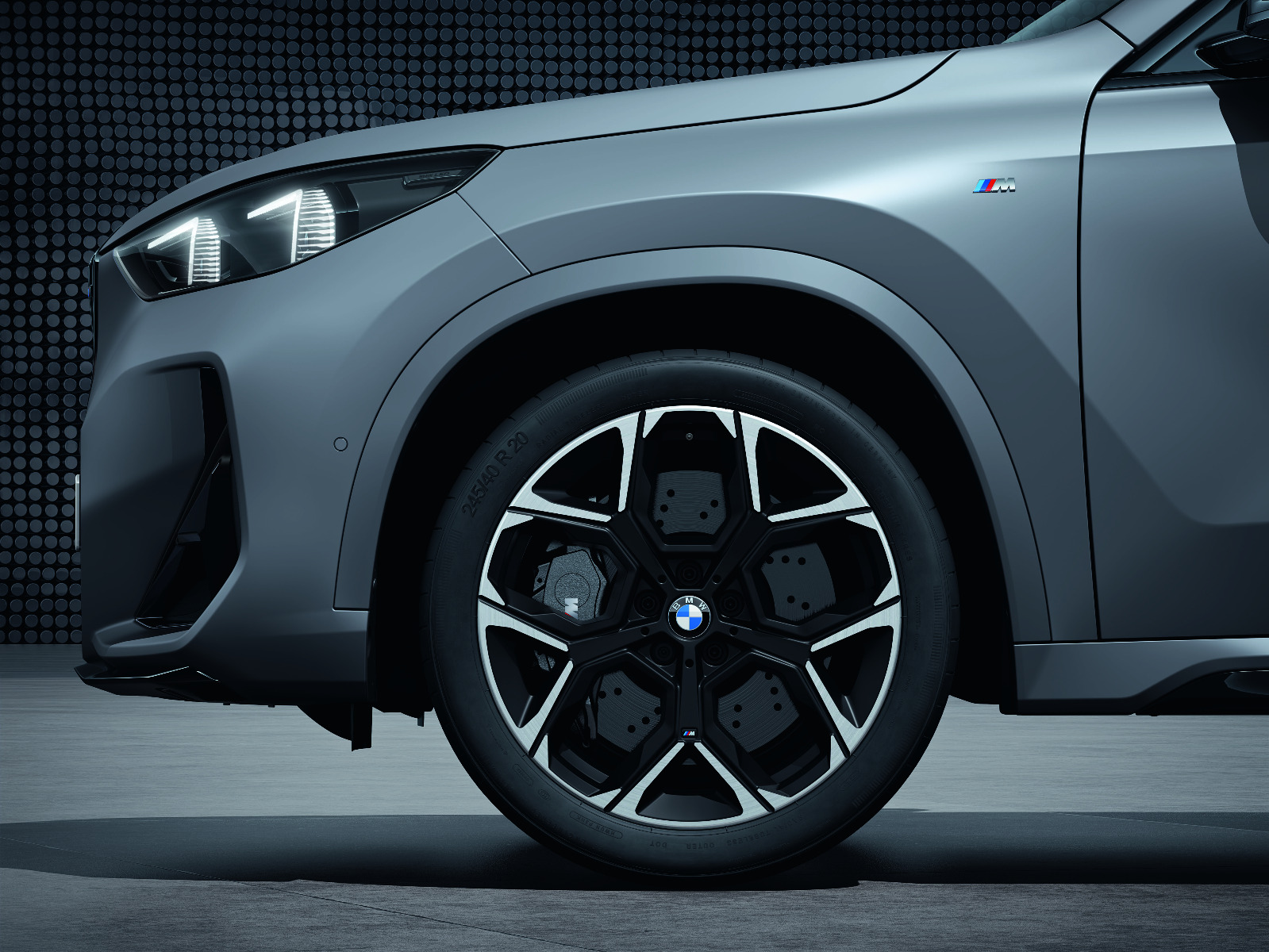 Originální zimní sada BMW X U11 STYLING M872 v rozměrech 8x20 ET20 včetně zimních pneumatik 245/40 R20 99V XL Pirelli P-Zero Winter* a čidel tlaku…