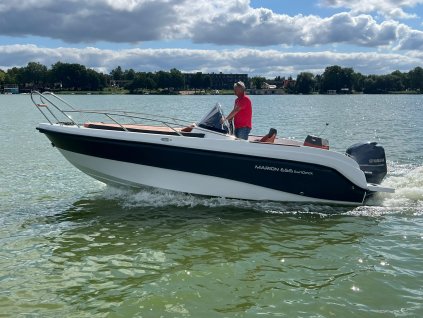 Motorový kajutový člun BT 655 Sundeck