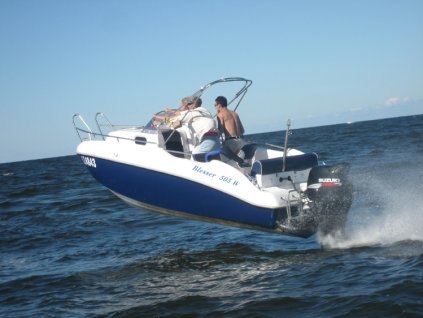 Kajutový motorový člun, loď Blesser