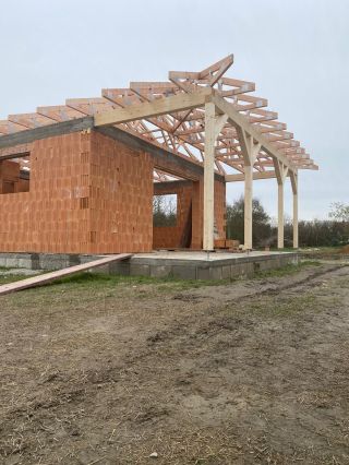 Milí priatelia! Príjmem do nášho teamu Strechyjuma s.r.o. nových tesàrov. Nástup ihneď!!! Plat od 1200-2000€(podľa...