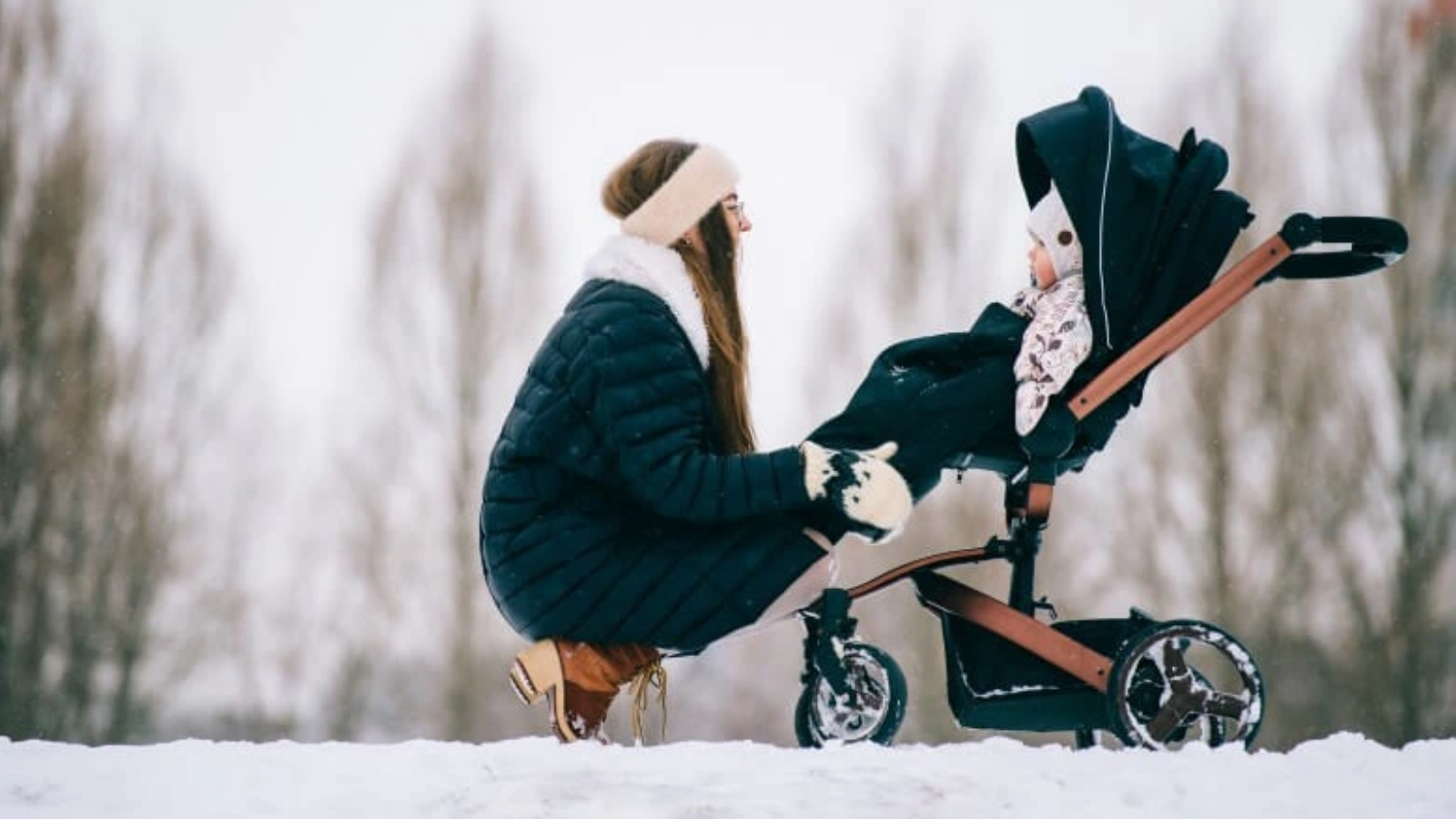 Chodiť s bábätkom von aj v zime? Áno – ak viete, ako ho správne obliecť a vybrať kočiar