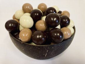 lískové ořechy v mléčné čokoládě, hořké čokoládě a jogurtové polevě