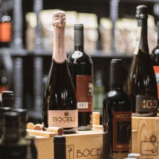 Rosé premium cuvée okouzlující svěží šumivé víno s lákavou esencí lesních plodů ve vůni a na patře.🍾 #bocelli1831 #wine...