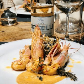 K létu patří i mořské speciality a to ideálně v kombinaci s bílým suchým vínem Vermentino.🦐🥂 #food #wine #bilevino...