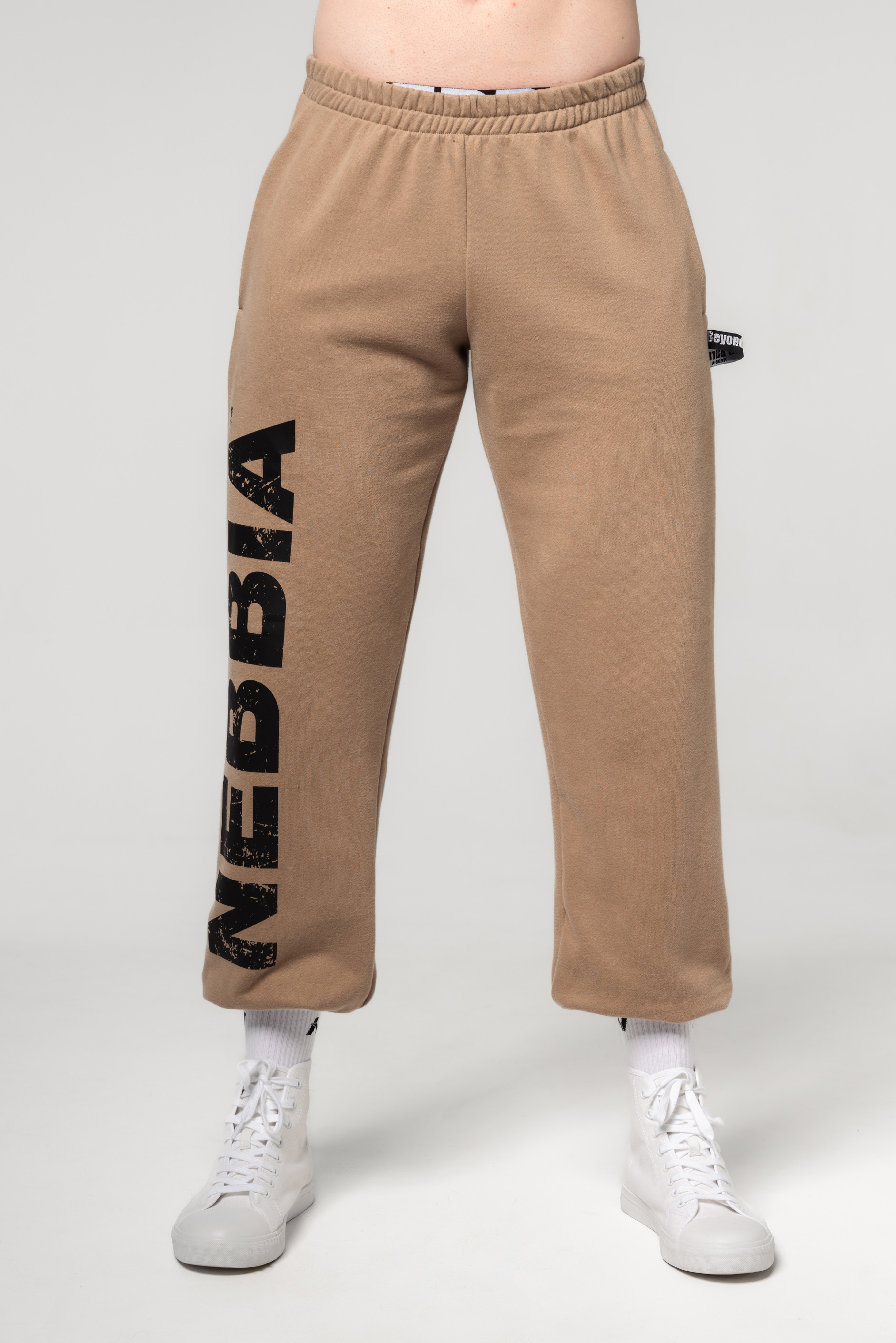 NEBBIA Bench Talks Volné Baggy Tepláky s kapsami Gym Bro 365 Light Brown Barva: Světle hnědá, Velikost: XXL
