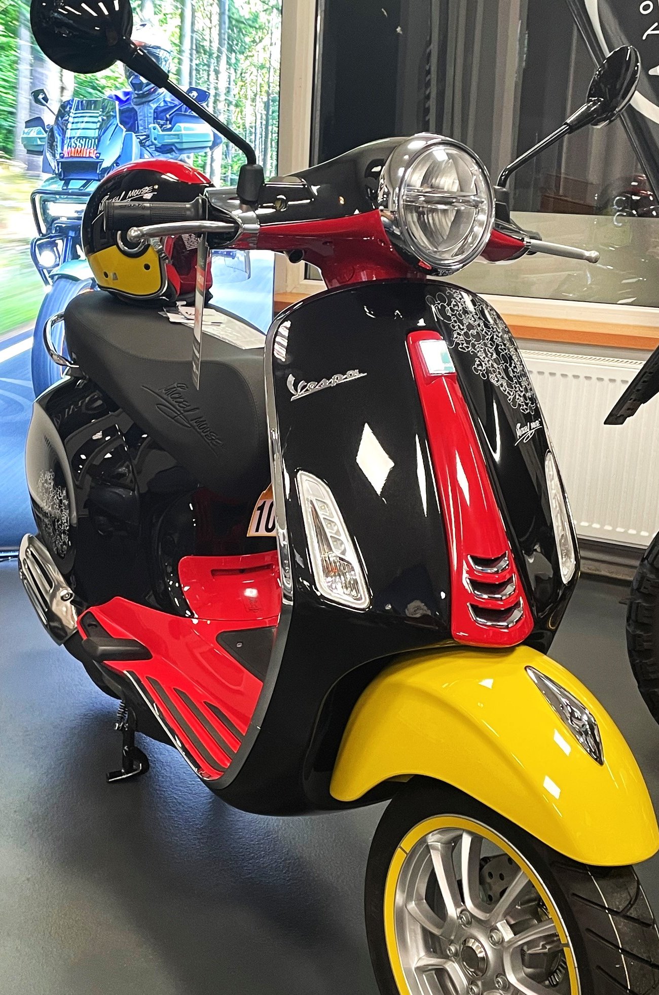 NABÍZÍME K PRODEJI VESPA 125 PRIMAVERA MICKEY MOUSE, LIMITOVANÁ SERIE